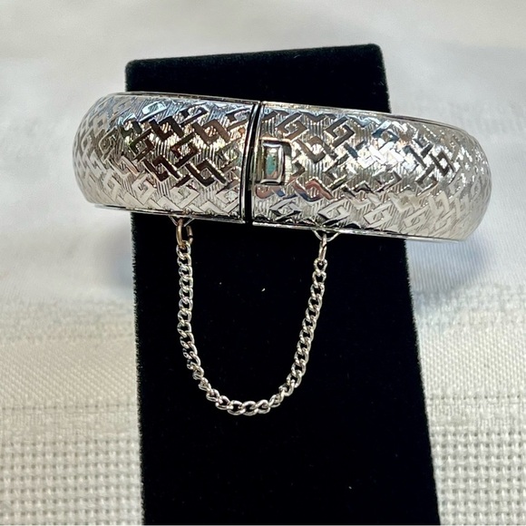 Silver Tone Hinged Bangle Bracelet Safety Chain VTG EUC - Picture 4 of 9